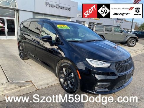 Used 2025 Chrysler Pacifica Limited image 1