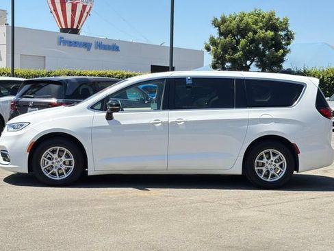 Used 2024 Chrysler Pacifica Touring-L FWD image 7