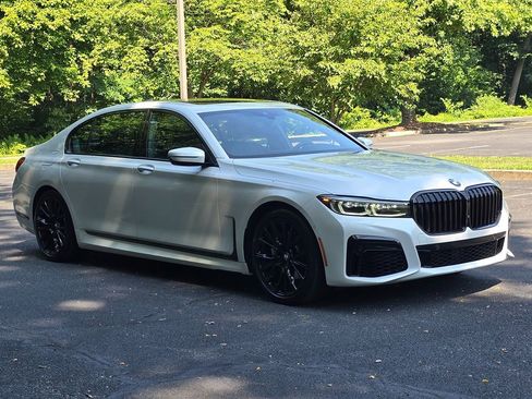 Used 2022 BMW 740i xDrive w/ M Sport Package image 8