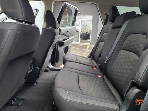 Used 2023 Nissan Pathfinder S image 19