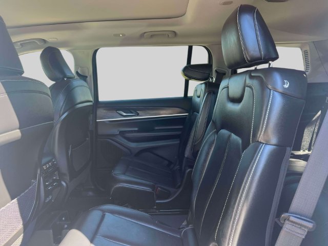 Used 2023 Jeep Grand Cherokee L Limited AWD/4WD image 15