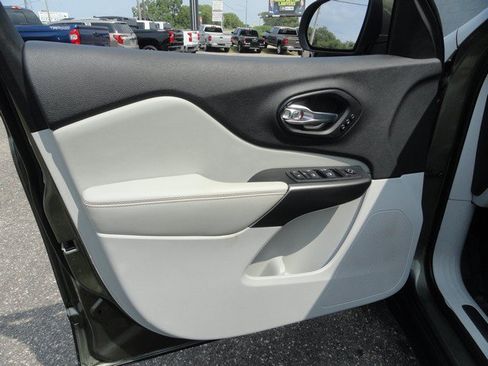 Used 2019 Jeep Cherokee Limited AWD/4WD image 17