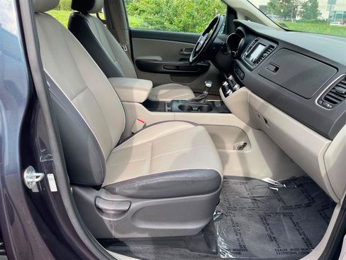 Used 2017 Kia Sedona LX w/ LX Essentials Premium Package FWD image 32