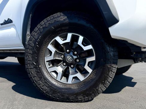 Used 2017 Toyota Tacoma TRD Off-Road AWD/4WD image 12