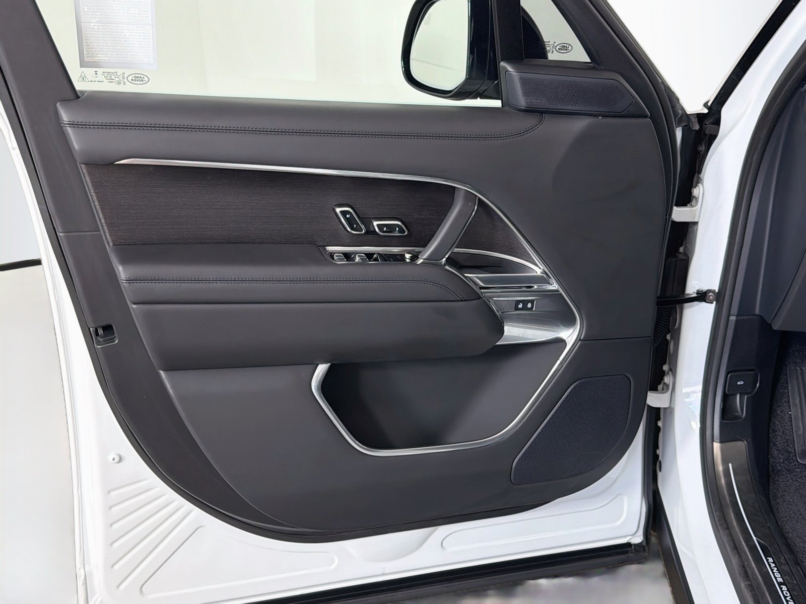 Certified 2025 Land Rover Range Rover SE AWD/4WD image 21