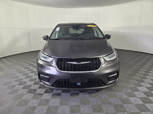 Used 2023 Chrysler Pacifica Touring-L FWD image 3