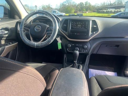 Used 2017 Jeep Cherokee Latitude w/ Safety/Convenience Group image 4