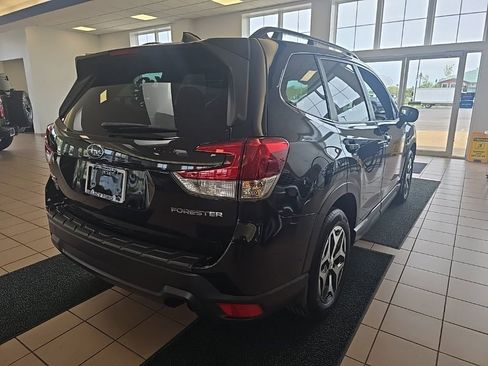 Used 2022 Subaru Forester Premium AWD/4WD image 7
