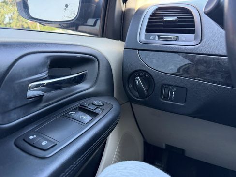 Used 2015 Dodge Grand Caravan American Value Package FWD image 17
