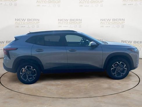 Used 2025 Chevrolet Trax LT w/ Driver Confidence Package image 6