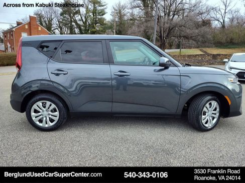 Used 2022 Kia Soul LX image 3