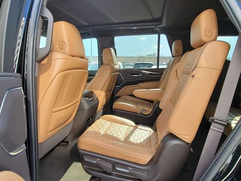 Used 2022 Cadillac Escalade Premium Luxury AWD/4WD image 16