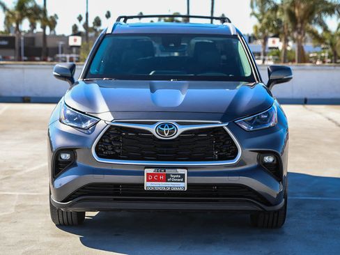 Used 2023 Toyota Highlander XLE image 3