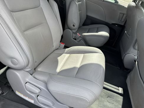 Used 2020 Toyota Sienna XLE image 15