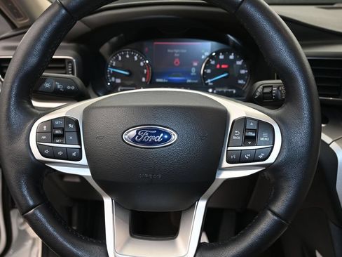 Used 2022 Ford Explorer XLT w/ Equipment Group 202A AWD/4WD image 28