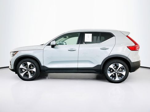 Used 2025 Volvo XC40 B5 Plus image 4