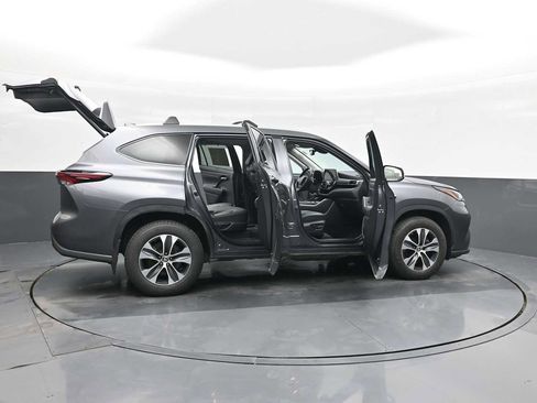 Used 2024 Toyota Highlander XLE image 38