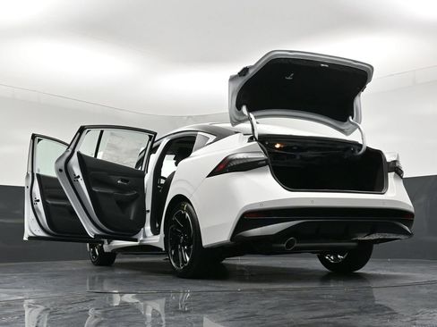 New 2026 Nissan Sentra SR w/ SR Premium Package FWD image 38