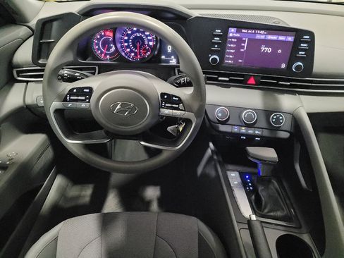 Used 2022 Hyundai Elantra SE w/ Winter Weather Package FWD image 22
