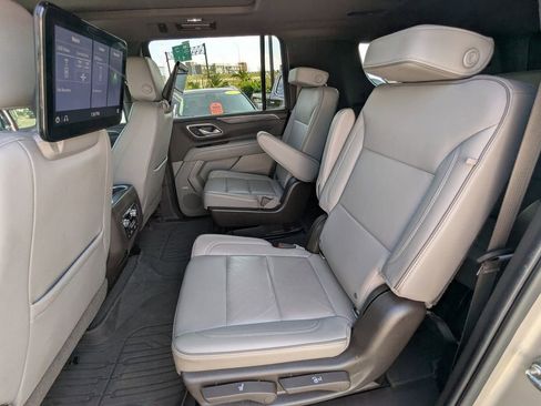 Used 2021 GMC Yukon XL SLT w/ SLT Premium Package image 16