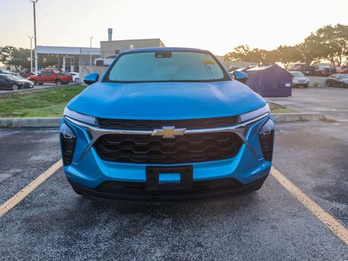 Used 2025 Chevrolet Trax LS w/ LS Convenience Package FWD image 4