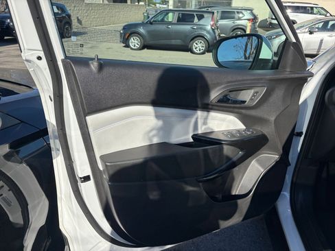 Used 2025 Chevrolet Trax LT w/ LT Convenience Package image 18