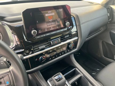 Used 2025 Nissan Pathfinder SV image 21