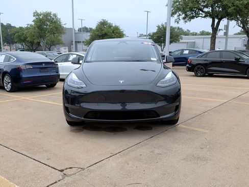 Used 2024 Tesla Model Y 2WD image 3