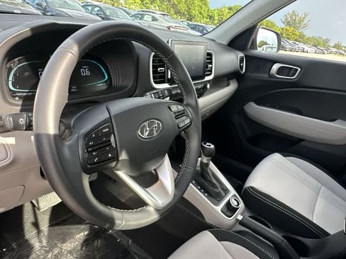 Used 2025 Hyundai Venue SEL FWD image 17