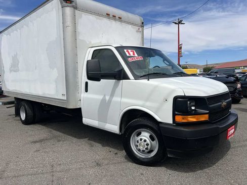 Used 2017 Chevrolet Express 3500 Extended RWD image 4