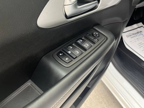 Used 2024 Chrysler Pacifica Limited FWD image 10