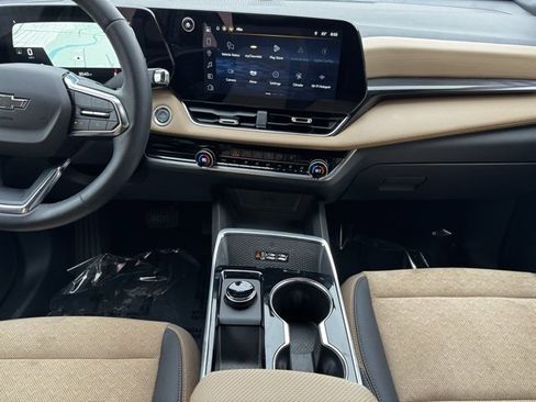 Used 2025 Chevrolet Equinox ACTIV image 2