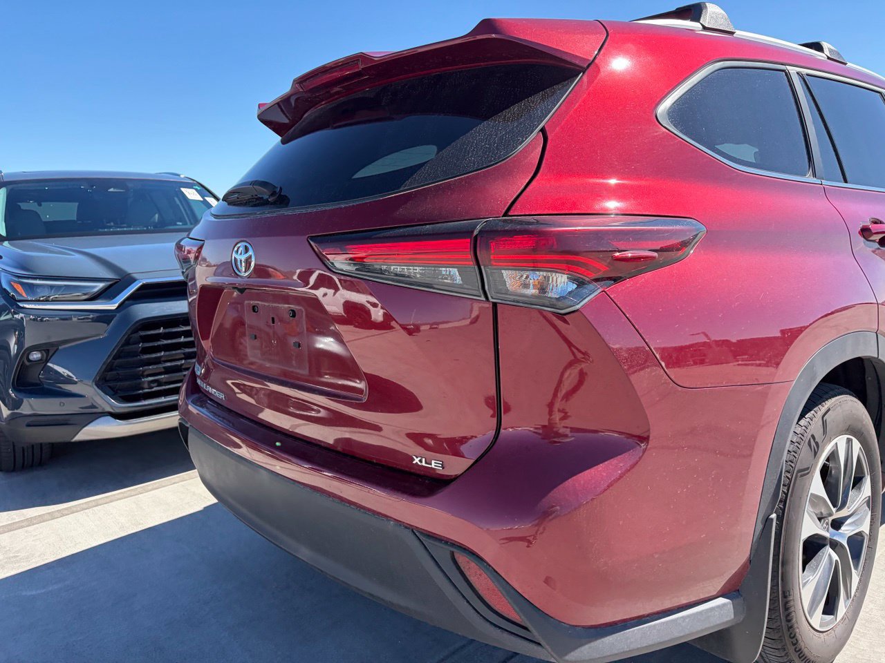 Used 2025 Toyota Highlander XLE FWD image 4