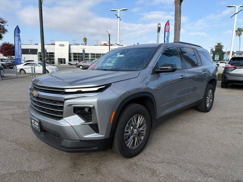 Used 2026 Chevrolet Traverse LT FWD image 3