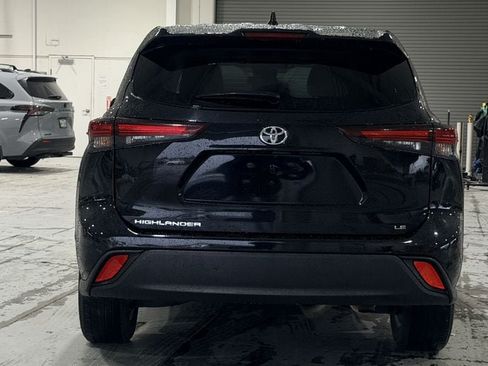 Used 2024 Toyota Highlander LE FWD image 8