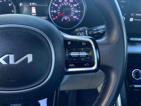 Used 2024 Kia Carnival LX image 21