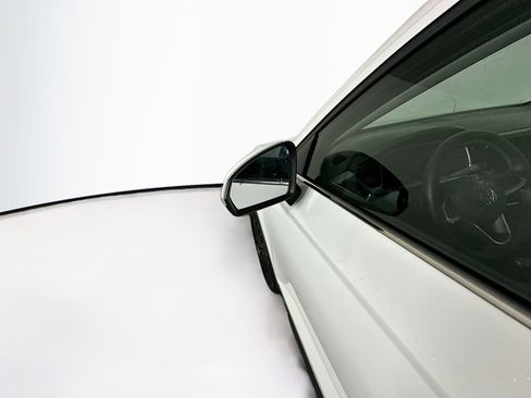 Used 2025 Volkswagen Taos SE image 16