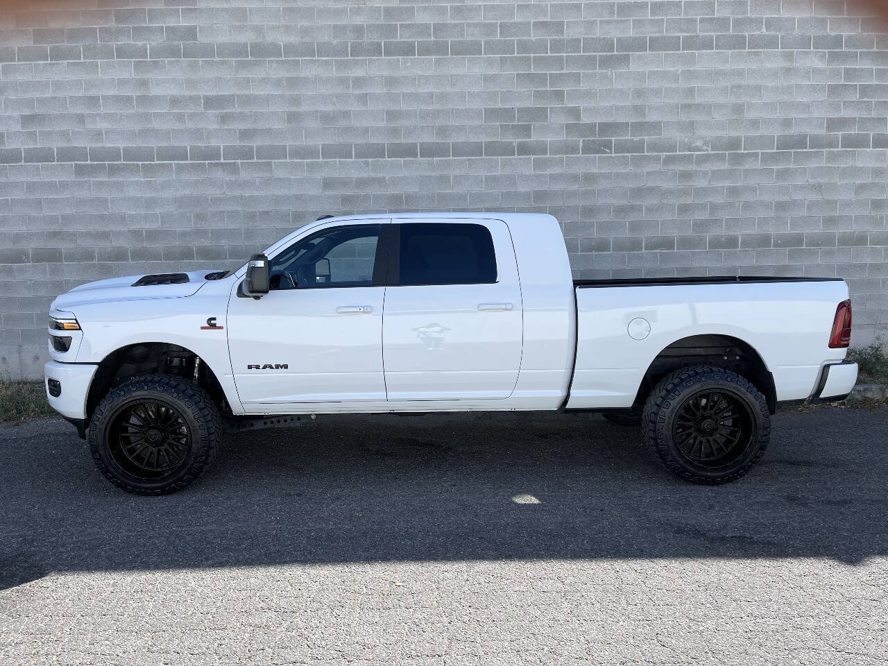 Used 2025 RAM 2500 Laramie w/ Night Edition AWD/4WD image 4