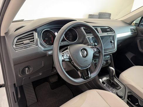Used 2020 Volkswagen Tiguan SE w/ Panoramic Sunroof Package AWD/4WD image 4