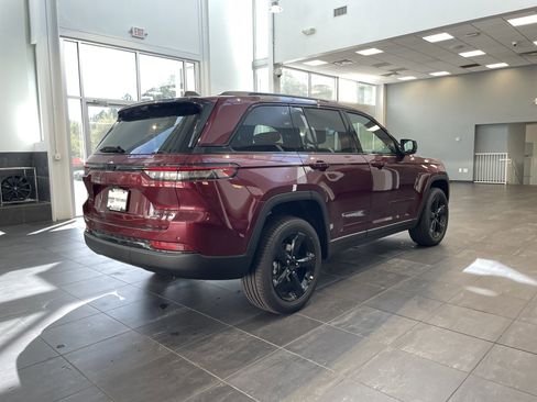 New 2025 Jeep Grand Cherokee Limited w/ Luxury Tech Group II image 10