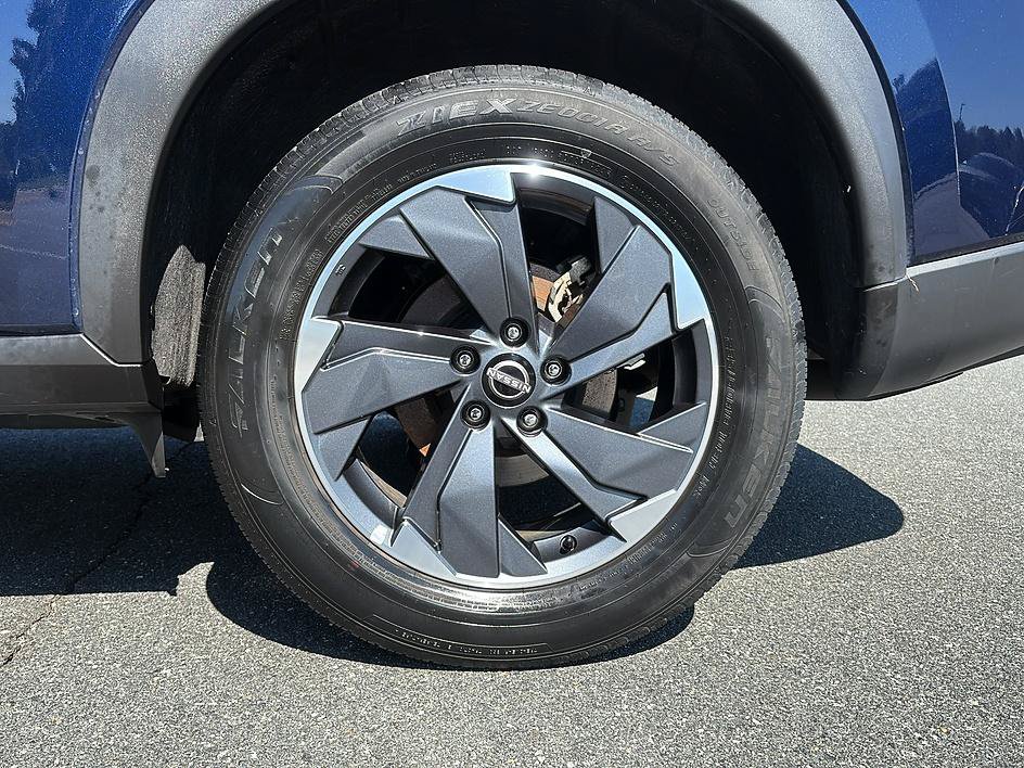 Certified 2025 Nissan Rogue SV FWD image 10