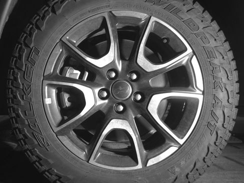 Used 2025 Jeep Compass Trailhawk image 12