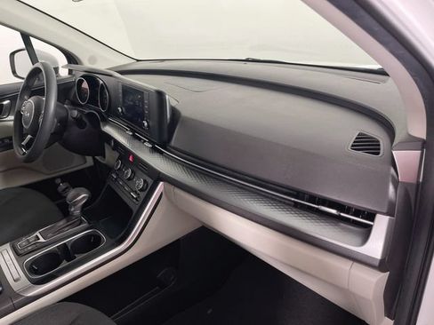 Used 2023 Kia Carnival LX FWD image 29