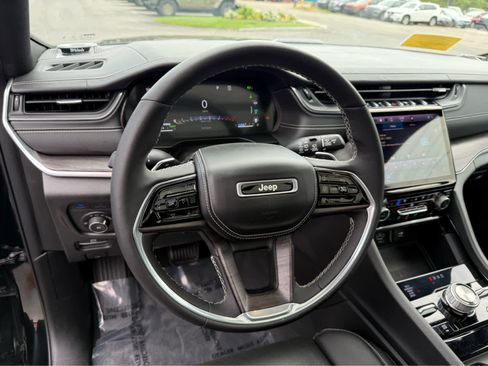 Used 2023 Jeep Grand Cherokee Overland w/ Luxury Tech Group IV AWD/4WD image 12