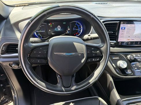 Used 2021 Chrysler Pacifica Limited w/ Uconnect Theater Family Group FWD image 11