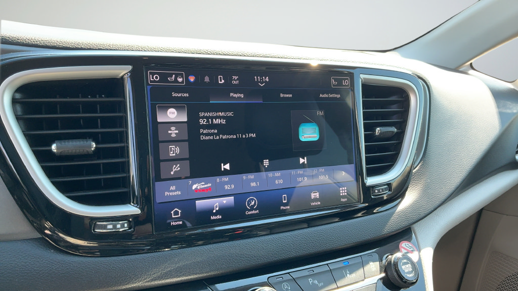 Used 2024 Chrysler Pacifica Touring-L FWD image 11