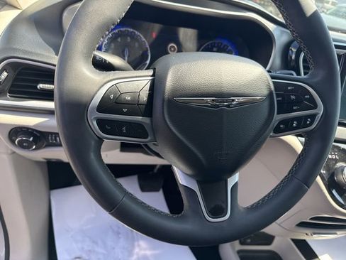 Used 2023 Chrysler Pacifica Touring-L FWD image 12
