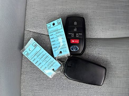Used 2025 Toyota Sienna LE FWD image 31