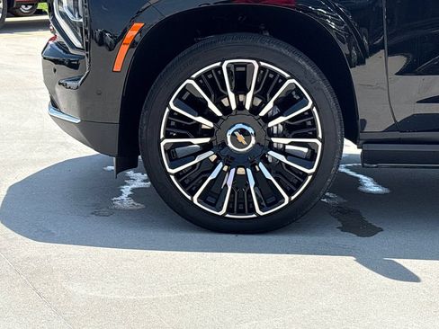 Used 2026 Chevrolet Suburban High Country AWD/4WD image 15