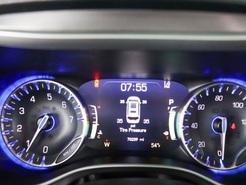 Used 2023 Chrysler Pacifica Touring-L image 15